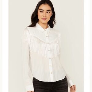 ⭐️Ely’s Country Charmers Fringed Snap Front Top⭐️